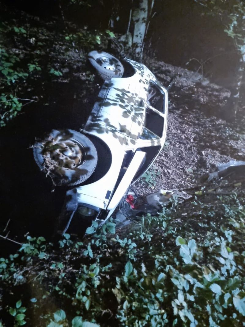 Un austriac beat care circula cu mașina neînmatriculată a ucis o femeie și a rămas cu mașina în râpă