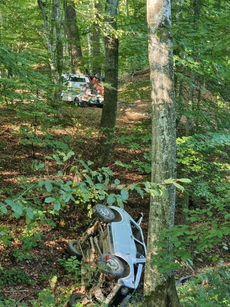 Un austriac beat care circula cu mașina neînmatriculată a ucis o femeie și a rămas cu mașina în râpă