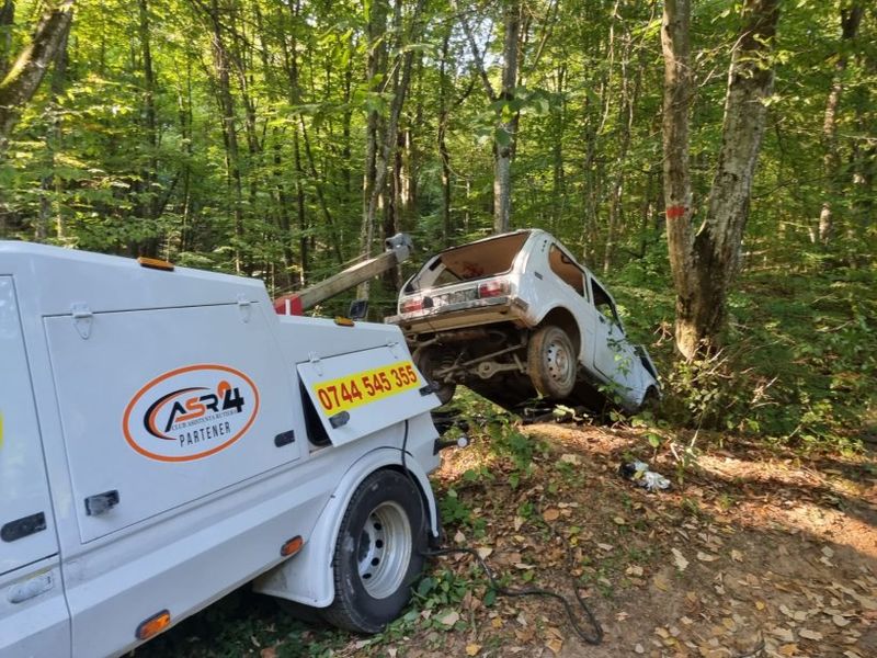 Un austriac beat care circula cu mașina neînmatriculată a ucis o femeie și a rămas cu mașina în râpă