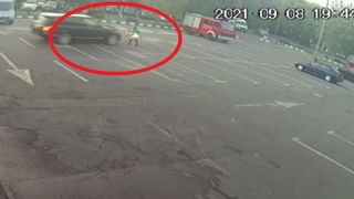 VIDEO | Un șofer a spulberat intenționat cu mașina un pieton, în parcarea unui mall din București