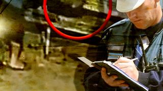 VIDEO | Momentul în care un bărbat toarnă ulei ars pe o bancă pentru a se „răzbuna” pe femeile care bârfesc