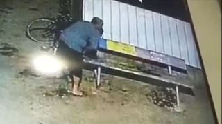 Momentul în care un bărbat toarnă ulei ars pe o bancă pentru a se „răzbuna” pe femeile care bârfesc