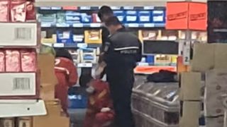 Un bătr&acirc;n a murit &icirc;n timp ce stătea la coadă pentru pui