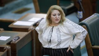 VIDEO | Senatoarea Diana Șoșoacă, anchetată de polițiști, după ce a interzis oamenilor din Răchiteni să se vaccineze
