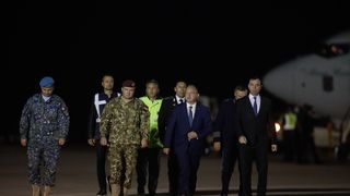 139 de cetăţeni afgani, colaboratori ai trupelor române, au ajuns cu bine joi seară în România