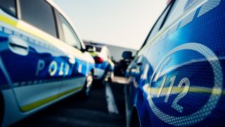 VIDEO | Bărbat alergat cu toporul pe o stradă din Ploiești, după ce a încercat să își apere iubita