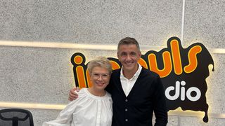 Duminică, Cosmin Cernat, sărbătorit într-un mod inedit, chiar în emisiunea sa, „Invitatul de 12”, de la Radio Impuls