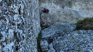 Operațiune de salvare periculoasă a unui alpinist cu mâinile și picioarele rupte