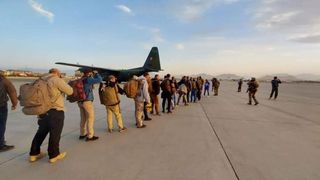 49 de francezi  și familiile lor, evacuați din Kabul. A doua evacuare după închiderea podului aerian occidental și retragerea din Afganistan