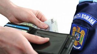 Șpagă uriașă oferită de un șofer unui polițist din Bacău