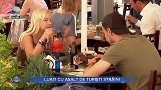 Luati cu asalt de turisti straini