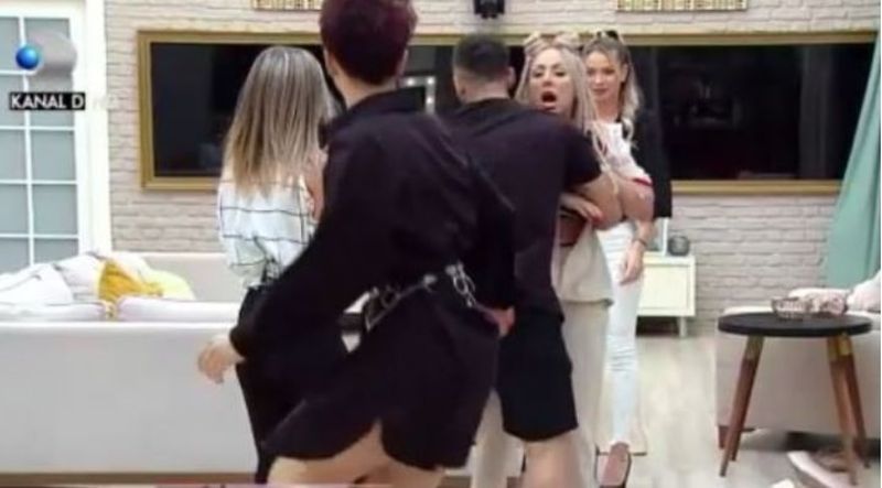 Scandal în casa Puterea Dragostei! Două concurente, la un pas de a se lua la bătaie