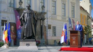 Preşedintele Klaus Iohannis a participat la ceremonia de dezvelire a statuii baronului Samuel von Brukenthal &icirc;n Sibiu