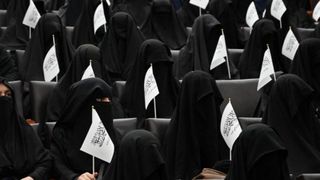 Femeile din Afganistan vor avea voie să studieze la universităţi doar în clase separate