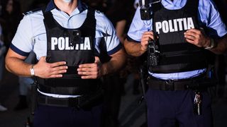 Polițiștii au petrecut în timpul programului de muncă în sediul Poliției Bârlad. Polițist: "Apă nu avem. Apă am avut. Bere sau vin!"