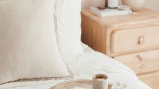 Lenjeria de pat albă favorizează un somn mai bun, te scapă de insomnie?