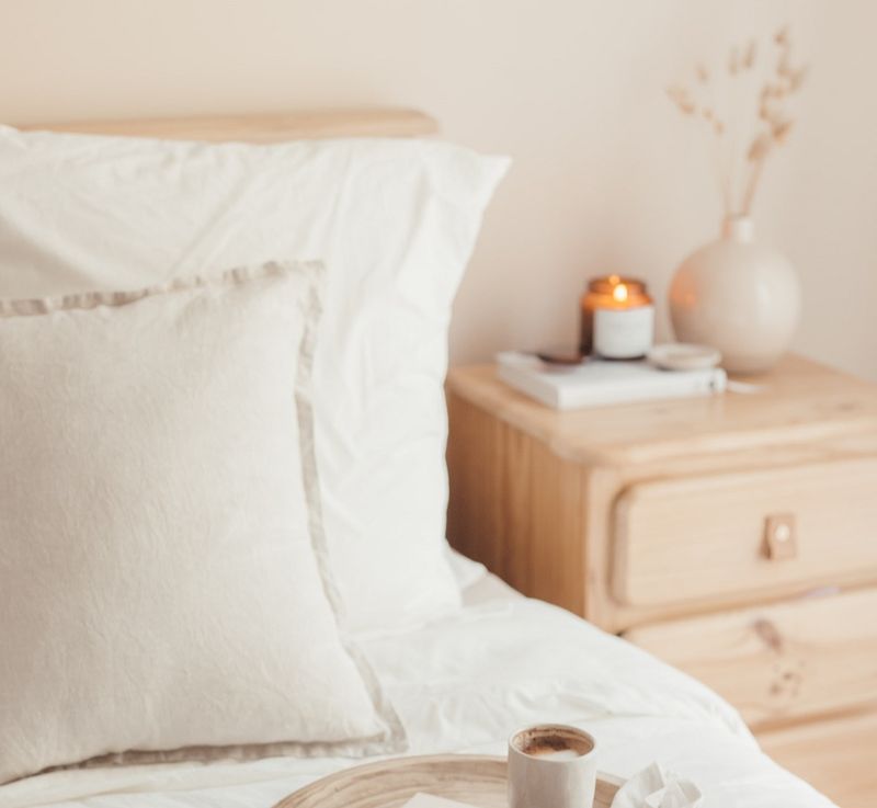 Lenjeria de pat albă favorizează un somn mai bun, te scapă de insomnie?
