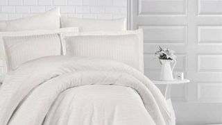 Lenjeria de pat albă favorizează un somn mai bun, te scapă de insomnie?