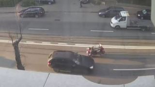 Momentul în care un motociclist este lovit intenționat cu mașina de o șoferiță din Iași