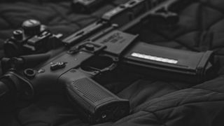 VIDEO | O nuntă din Țăndărei i-a pus pe jar pe polițiști! Câțiva dintre petrecăreți au făcut un live în timp ce fluturau mitraliere într-o limuzină