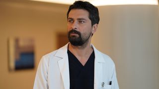 Onur Tuna, fascinantul Dr. Ferman Eryiğit, din serialul  „Doctorul minune”:  „Mă trezesc devreme, la 5.30, meditez și compun muzică!”
