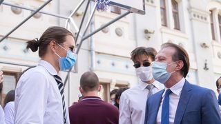 VIDEO | Pe ritmuri de rock, premierul Florin Cîţu a deschis anul şcolar la liceul Gheorghe Lazăr din Capitală 