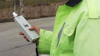 Un minor a fost prins beat la volanul unei autoutilitare