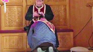 VIDEO | Povestea preotului latifundiar din Năvodari, devenit viral după ce butona telefonul &icirc;n timpul unei spovedanii. Duhovnicul este unul dintre investitorii uriași &icirc;n turism&nbsp;