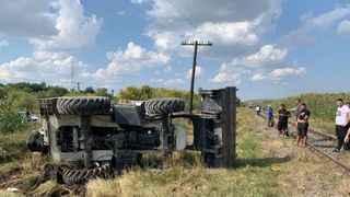 Excavator, lovit de tren în Galați. Șoferul, cu permisul suspendat, a murit pe loc