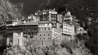 Mai mult de jumătate din populația de pe muntele Athos este infectată cu COVID-19 coronavirus