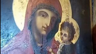 O icoană a Maicii Domnului a &icirc;nceput să pl&acirc;ngă &icirc;n mod miraculos &icirc;ntr-o biserică din Gorj