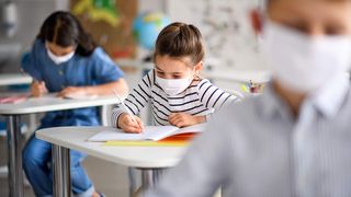 O școală din București intră parțial în sistem online