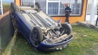 O mașină a ajuns în curtea unei case în Piatra-Neamț