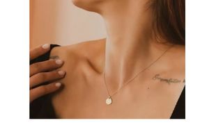 Cadoul perfect pentru &icirc;nceperea facultății? Un lănțișor de aur personalizat!