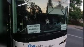 Un șofer de autobuz din Iași a fost sancționat după ce a lipit afișe antivaccin &icirc;n parbriz: ,,Copiii noștri nu sunt cobaii voștri"