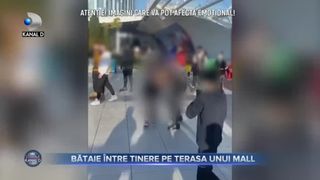 Bataie intre tinere pe terasa unui mall