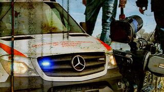 VIDEO | Doi jurnaliști și un activist de mediu care filmau un documentar despre tăierile ilegale de păduri, bătuţi crunt de 20 de persoane