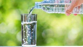 Va crește prețul apei îmbuteliate cu 20%