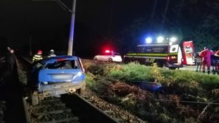 Accident grav în Cluj. Patru victime după ce o mașină a ajuns pe șinele de tren și a lovit un stâlp CFR
