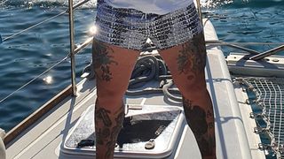 VIDEO | Adrian Corduneanu, interlopul care a fost eliberat mai devreme din închisoare pentru bună purtare, duce un trai împărătesc, deși în evidențele autorităților figurează ca fiind șomer