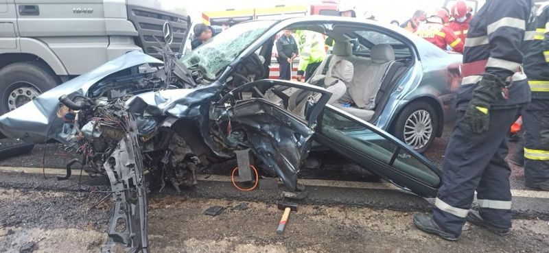 Accident grav la Dumbrăveni între un TIR şi trei maşini: O persoană a ajuns în stare gravă la spital