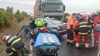 Accident grav la Dumbrăveni &icirc;ntre un TIR şi trei maşini: O persoană a ajuns &icirc;n stare gravă la spital
