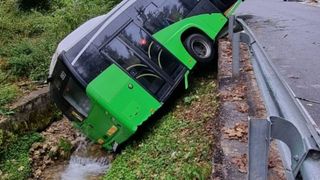 Un autobuz din Brașov s-a prăbușit într-o râpă