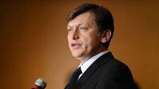 Ce mai face Crin Antonescu dupa retragerea din politica. Fostul premier al Romaniei implineste 62 de ani