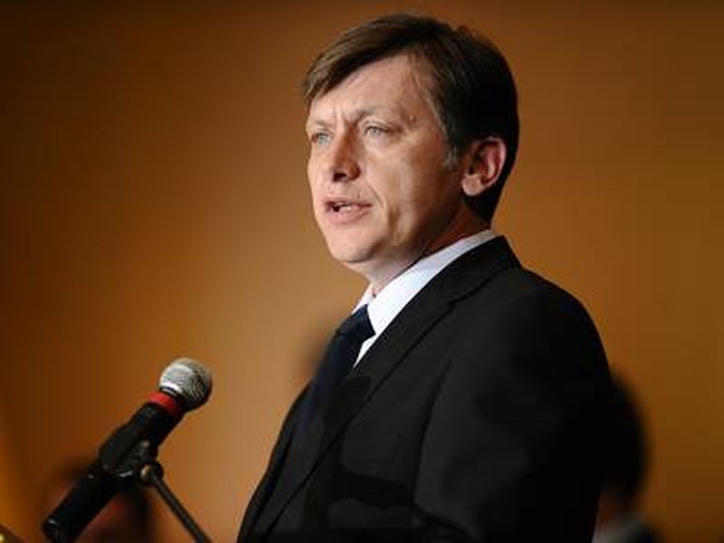 Ce mai face Crin Antonescu dupa retragerea din politica. Fostul premier al Romaniei implineste 62 de ani