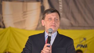 Ce mai face Crin Antonescu după retragerea din politică. Fostul premier al Romaniei împlinește 62 de ani