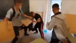 Elev din Arad, lovit cu bestialitate de alți băieți, în timp ce colegii filmează și se distrează: "Direct, dă-i!”
