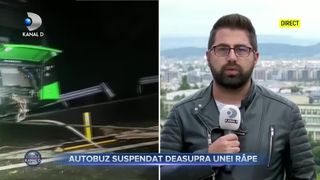 Autobuz suspendat deasupra unei r&acirc;pe