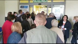 VIDEO | Scandal la ușile Spitalului Județean Timișoara, unde zeci de pacienți s-au certat și chiar s-au împins cu paznicii, ca să poată intra în cabinetele medicilor