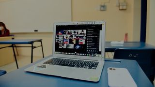 Părinții care stau acasă cu copiii care fac ore online primesc 75% din salariu și în acest nou an școlar. Ce condiții trebuie să îndepliniți